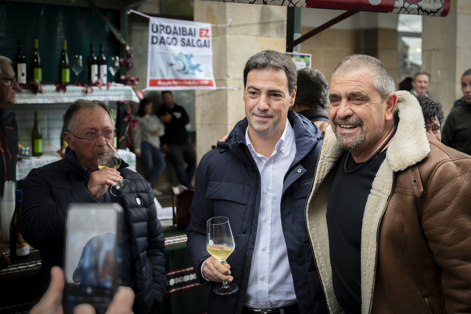 Imanol Pradalesek txakolina dastatu du Gernikan, aldarrikapena gertu zuelarik. Imanol Pradalesek txakolina dastatu du Gernikan, aldarrikapena gertu zuelarik.