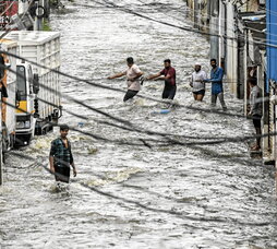 A pesar de sus importantes avances en la lucha contra la pobreza extrema, más de 75 millones de personas viven todavía en esa situación en India. En la imagen, recientes inundaciones en la ciudad de Hydebarad.