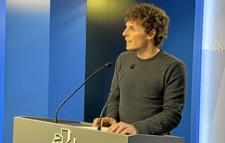 El parlamentario de EH Bildu Xabier Astigarraga presentó las 47 enmiendas registradas por su grupo.