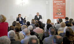 Eneko Andueza y Jesús Eguiguren, durante el acto de presentación del libro.