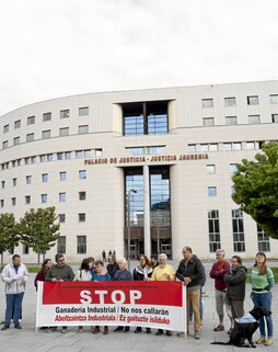 Concentración de la Plataforma Navarra contra las Macrogranjas el día del juicio.