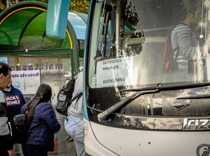 Pasajeros suben a un autobús de Lurraldebus en servicios mínimos.