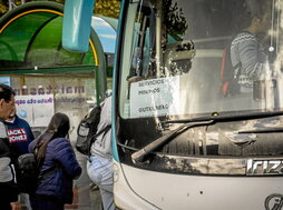 Pasajeros suben a un autobús de Lurraldebus en servicios mínimos.