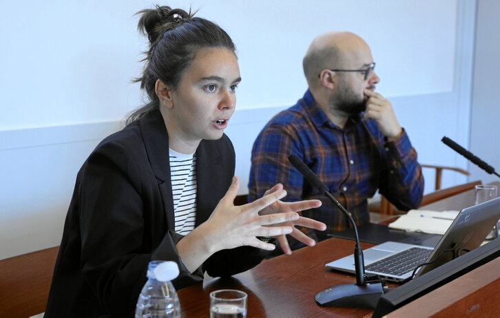 Malen Dominguez, azalpenak ematen.