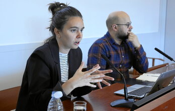 Malen Dominguez, azalpenak ematen.