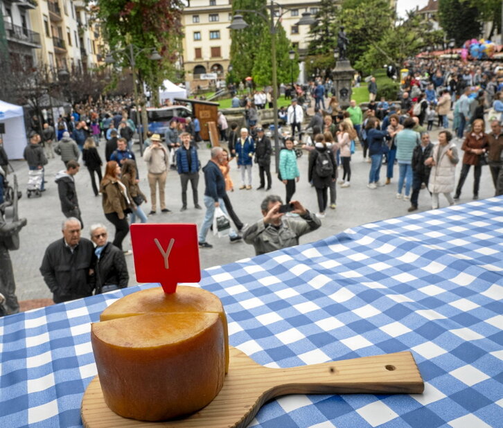 Gazta lehiaketa Gernikako azokan.