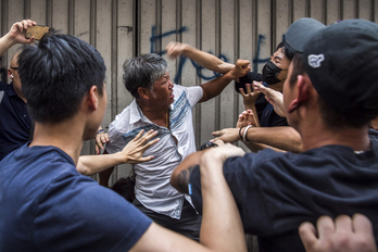 Partidarios y detractores del Gobierno se enfrentan a puñetazos en las calles de Hong Kong.