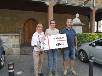 Irudian, Pello Zabarte, iazko sariduna, erdian, Idoia Otaduy eta  Gotzon Gomez Amankomunazogoko eta elkarteko presidenteekin, hurrrenez hurren.