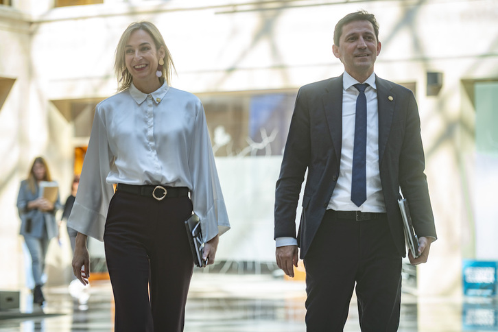 La portavoz de Lakua, María Ubarretxena, junto al consejero Noël d’Anjou, este martes.