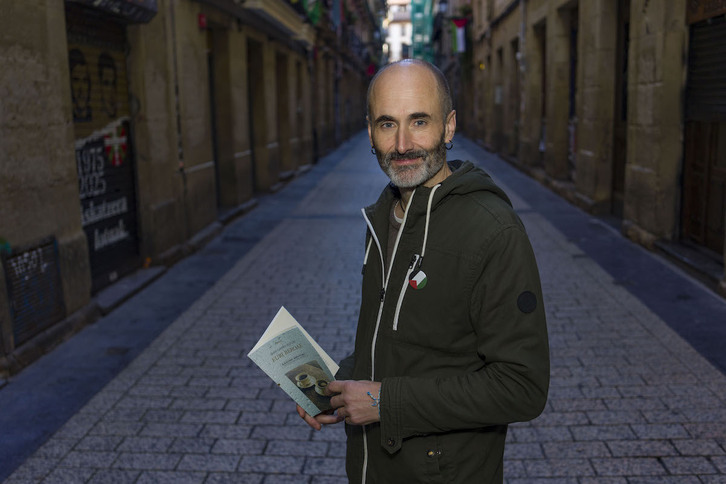 Iban Garro, ‘Euri beroak’ liburuarekin.