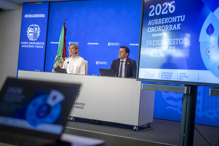 La portavoz, María Ubarretxena, y el consejero Noël d'Anjou, en la presentación del proyecto de presupuestos.