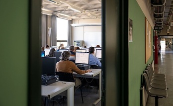 Pertsona talde bat ordenagailua erabiltzen.