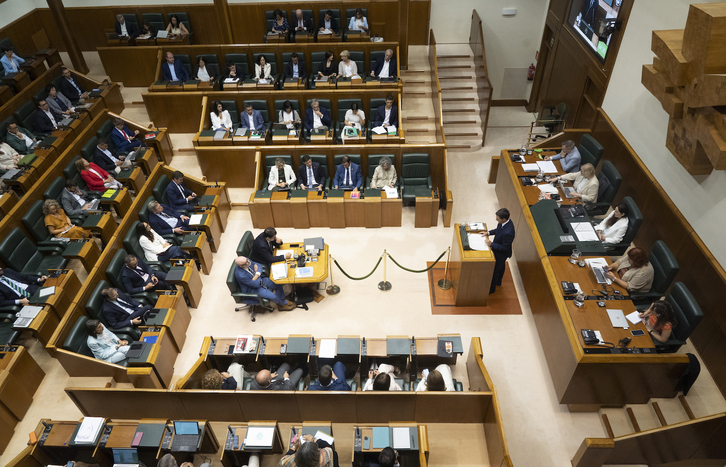 Imagen de un pleno del Parlamento de Gasteiz.