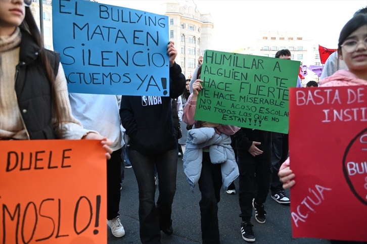 Algunos de los carteles que han portado las manifestantes en Bilbo.