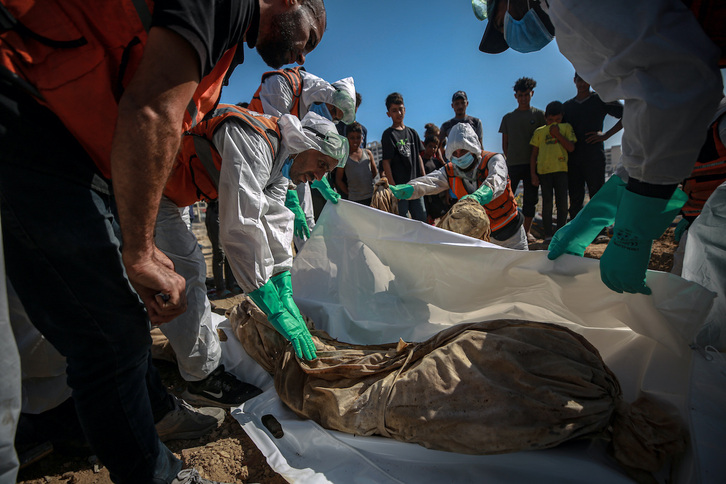 Sanitarios palestinos recuperan cadáveres sepultados en una fosa común en Gaza.