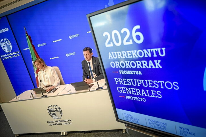 La portavoz, María Ubarretxena, y el consejero Noël d'Anjou, en la presentación.