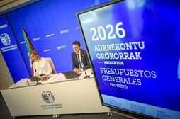 La portavoz, María Ubarretxena, y el consejero Noël d'Anjou, en la presentación.