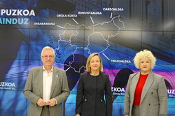 Asensio, Mendoza eta Peña, Gipuzkoa Zainduz sozietatearen aurkezpenean.