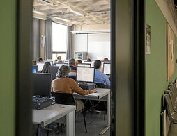 Pertsona talde bat ordenagailua erabiltzen.