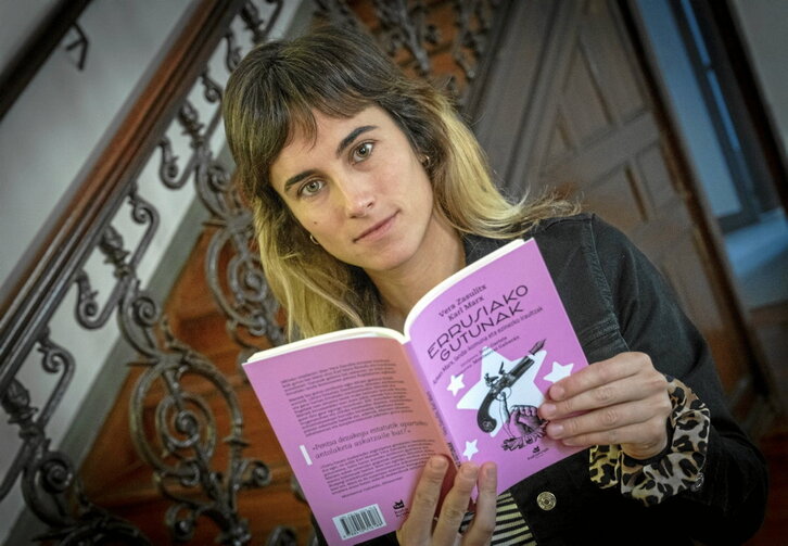 Jone Gartzia, liburua eskuetan duela.