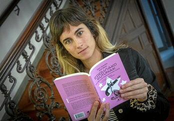 Jone Gartzia, liburua eskuetan duela.