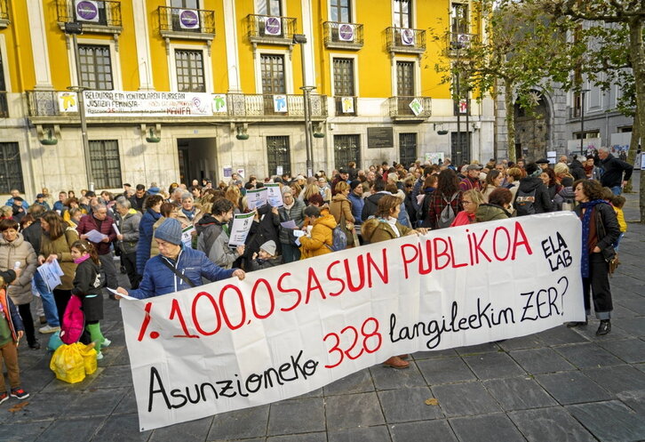 Asuncion Klinikako langileek egindako dozenaka elkarretaratzeetako bat.