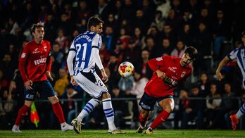 Zakharyan, que ha marcado el 0-2, trata de controlar el balón. 