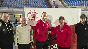 Bi errugbi elkarteetako ordezkariak elkartu ziren hitzarmena sinatzeko.