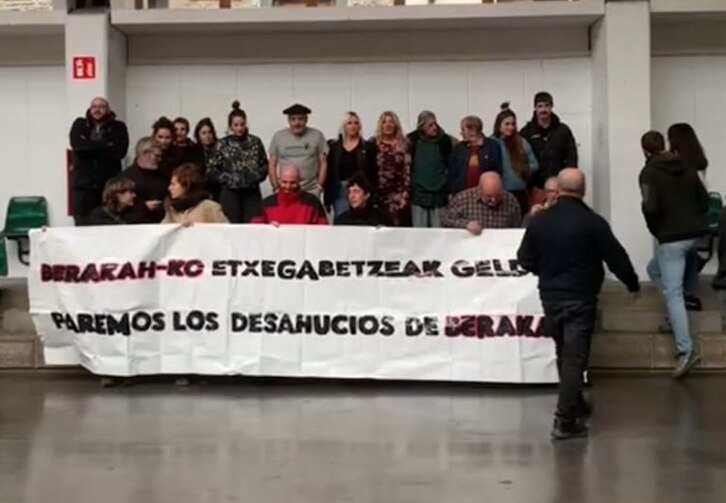 Auzoan Bizi Etxebizitza Sindikatua ha denunciado que Berakah quiere desahuciar a todas las familias de un bloque de viviendas del Casco Viejo de Gasteiz.