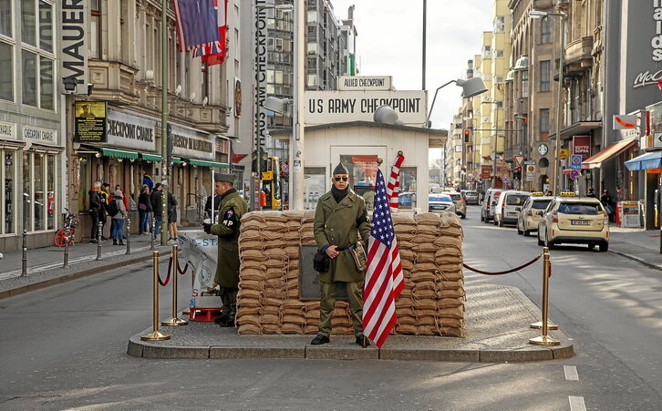Checkpoint Charlie, Berlingo Harresiko kontrol pasabide punturik ospetsuena. (Xabier BAÑUELOS)