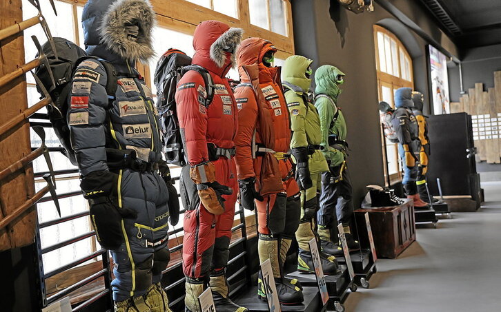 Goi mendietan erabilitako trajeen garapena ikus daiteke, zaharrenetik berrienera. (Gotzon ARANBURU | FOKU)