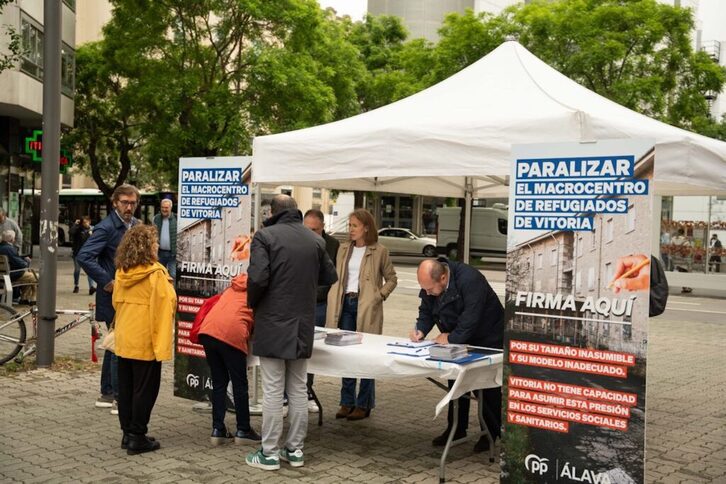 El PP realizó una recogida de firmas en junio en contra del centro de refugiados.
