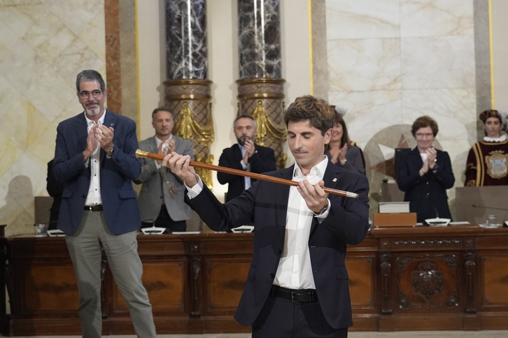 Jon Insausti muestra la simbólica ‘makila’  mientras Eneko Goia aplaude.