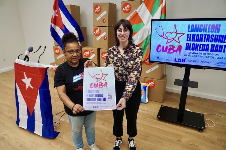 Acea y Verrone muestran el cartel de la campaña de solidaridad con Cuba.