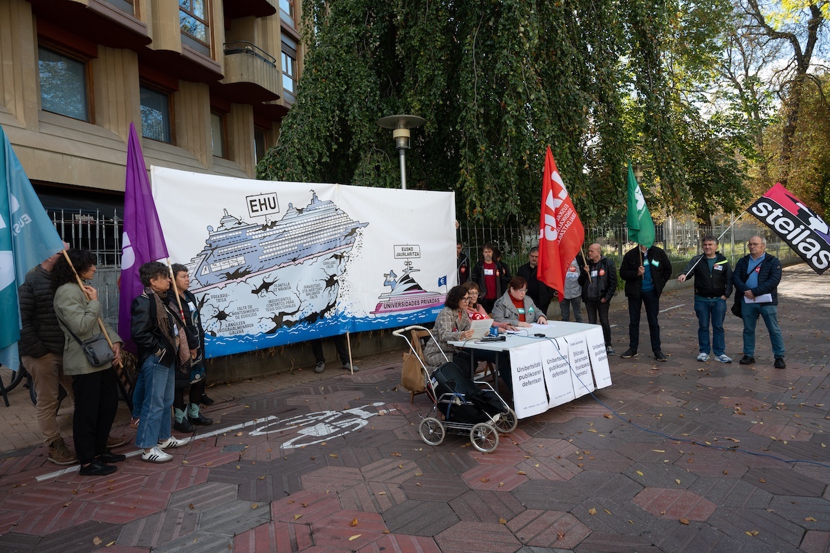 Rueda de prensa de los sindicatos frente al Parlameto de Gasteiz. (Gorka RUBIO/FOKU) Rueda de prensa de los sindicatos frente al Parlameto de Gasteiz. (Gorka RUBIO/FOKU)
