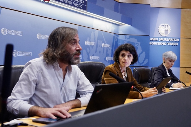 Jorge Aramendi, Nerea Melgosa y Miren Elgarresta, en la presentación de la encuesta.