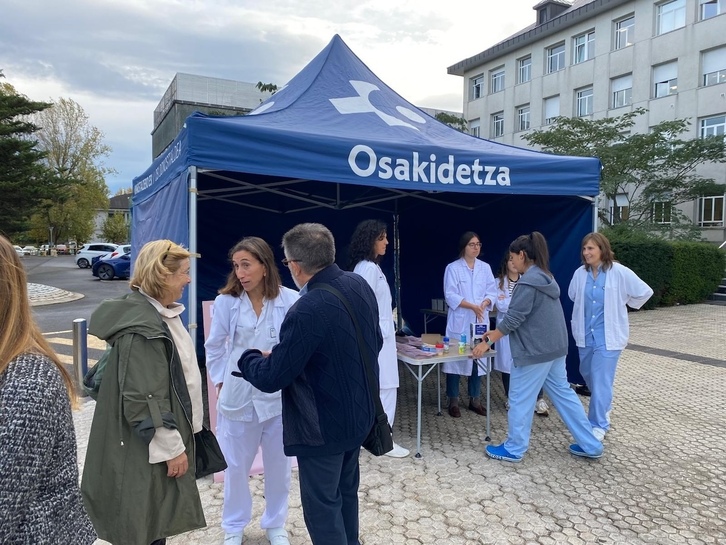 Carpa instalada en el Hospital Donostia por el Día Mundial del Ictus.