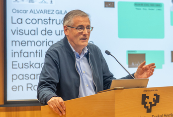 El profesor de EHU Oscar Álvarez Gila presenta su ponencia en la apertura del congreso internacional «Emigraciones y exilios. Itinerarios paralelos».