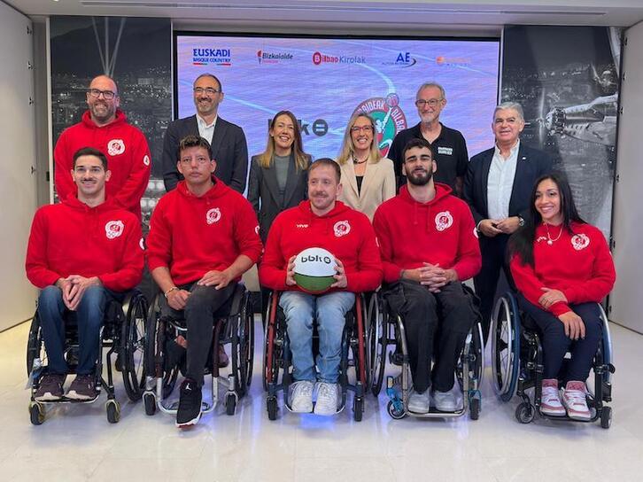 Representantes institucionales posan junto con la remozada plantilla de Bidaideak el día de la presentación dek equipo.