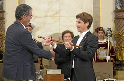 Jon Insausti recibe la «makila» de manos de su antecesor, Eneko Goia.