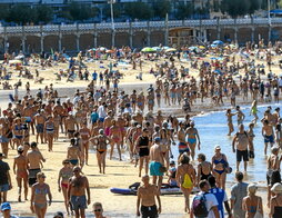 Hondartza turismoa da gazteek okerren ikusten dutena.