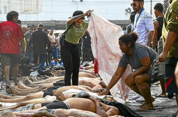 Cadáveres alineados en la plaza São Lucas de la favela Vila Cruzeiro, en el complejo Penha de Río de Janeiro.
