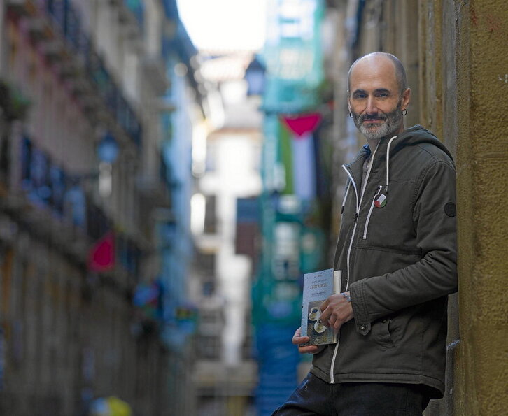 Iban Garro, bere bigarren poema liburuarekin.