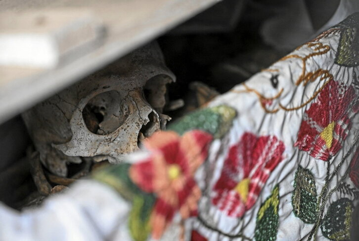 Pomuch-eko kanposantuko hezurtegi batean, garbitzeko prest dagoen garezur bat.