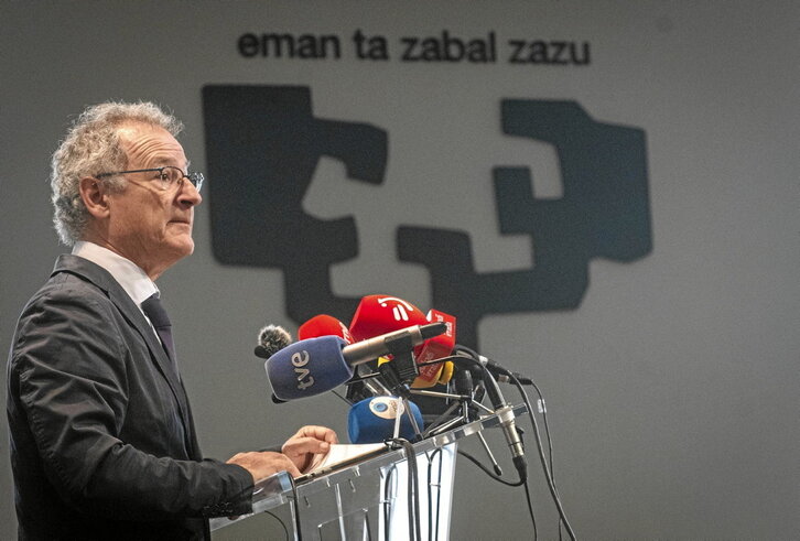 El rector Joxerramon Bengoetxea, en el Pabellón Universitario de Gasteiz.