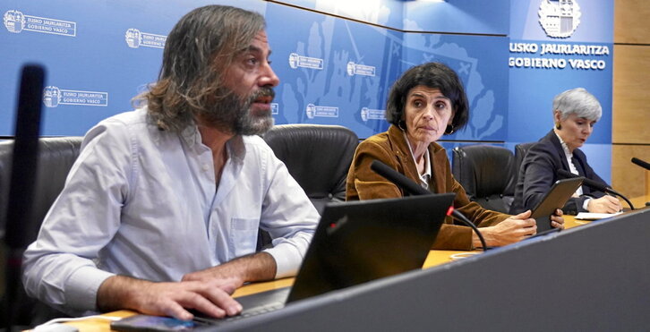 Jorge Aramendi, Nerea Melgosa y Miren Elgarresta, en la presentación de la encuesta.