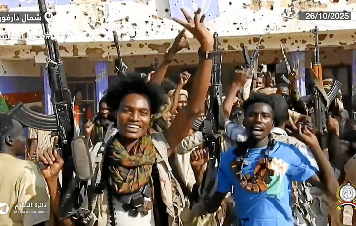 Captura de un vídeo difundido en Telegram por las FAR de sus combatientes celebrando el domingo en Al-Fasher la toma de la ciudad.