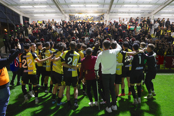 Los jugadores del Portugalete celebran con sus aficionados el pase en Copa.