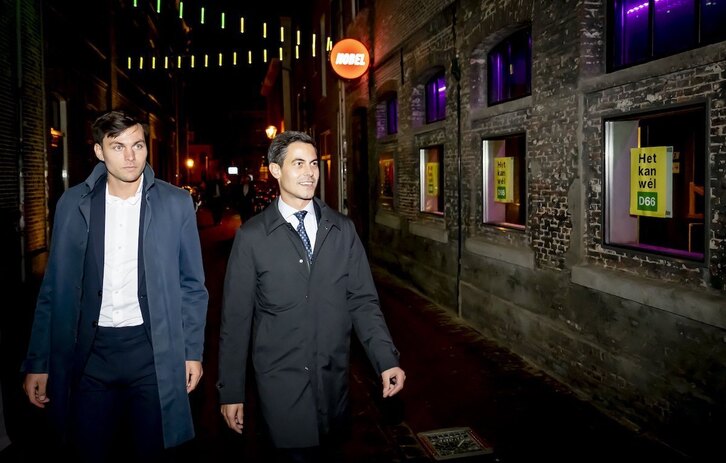 Rob Jetten (a la derecha), junto a su esposo, Nicolas Keenan, se dirigen a seguir los resultados electorales.