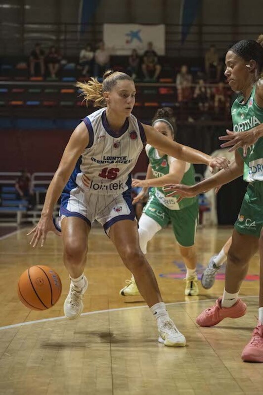 Aunque no tuvo su mejor día en la dirección, el tiro de Esther Castedo ayudó en el parcial final de 5-30.